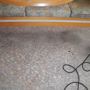 テーブルの下のカーペット
