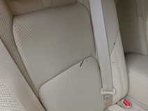 乗用車の革シートに　ペンキがついてしまい　何とか傷めずに　きれいに