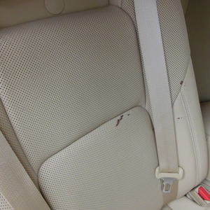 乗用車の革シートに　ペンキがついてしまい　何とか傷めずに　きれいに