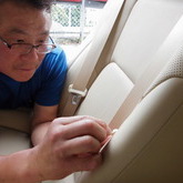 乗用車の革シートに　ペンキがついてしまい　何とか傷めずに　きれいに