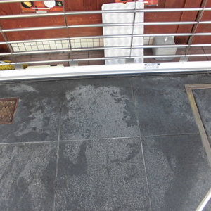 御影石の上に油跡