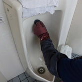 エコキメラの防汚作業で男性用トイレ