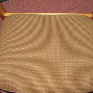 　客室の窓際に　置かれている　椅子　