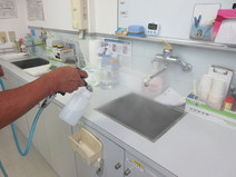 病院の機材等を洗うのも抗菌作業