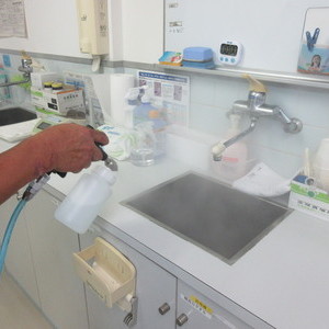 病院の機材等を洗うのも抗菌作業