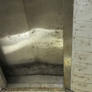 スタッフ用風呂の天井ステンレスの汚れ